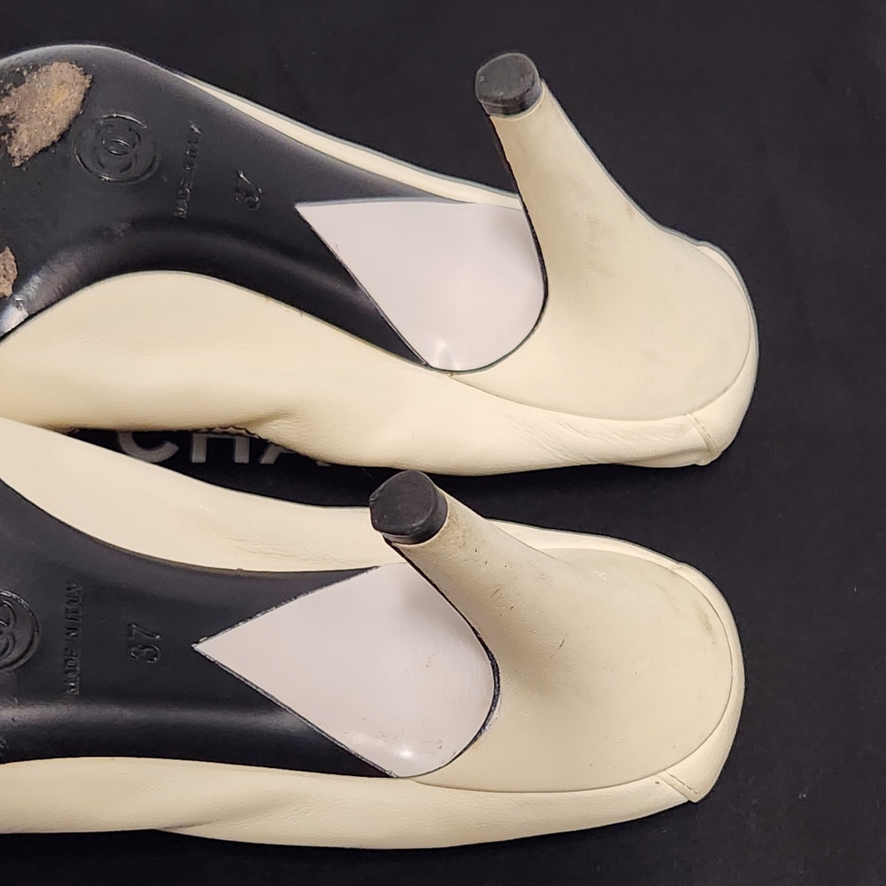 CHANEL Cream and Black CC Logo Kitten Heel Pumps - Picture 12 of 14